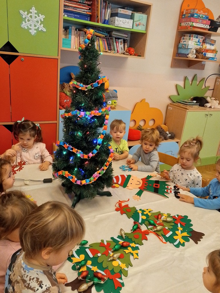 Motylki ubierają choinkę