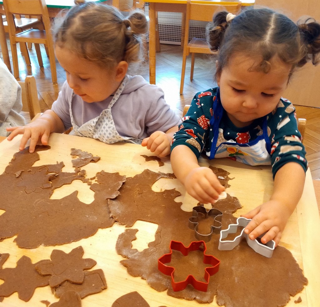 Motylki dekorują świąteczne pierniczki