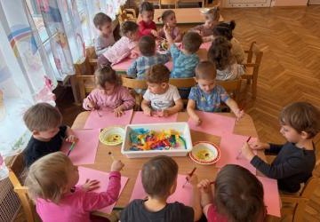 Malowanie bibułą w grupie Motylki