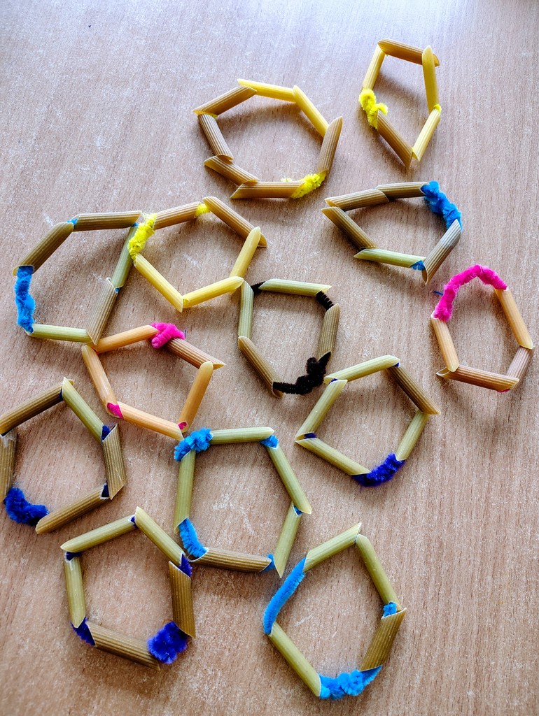 Bransoletki z makaronu