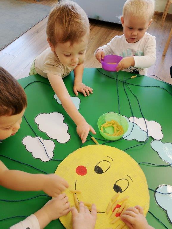 Sensoryczne zabawy z makaronem