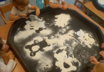 Zajęcia sensoryczne dzień misia w grupie Motylki