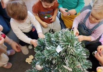 Wspólne ubieranie choinki w Miejskim Żłobku nr 2