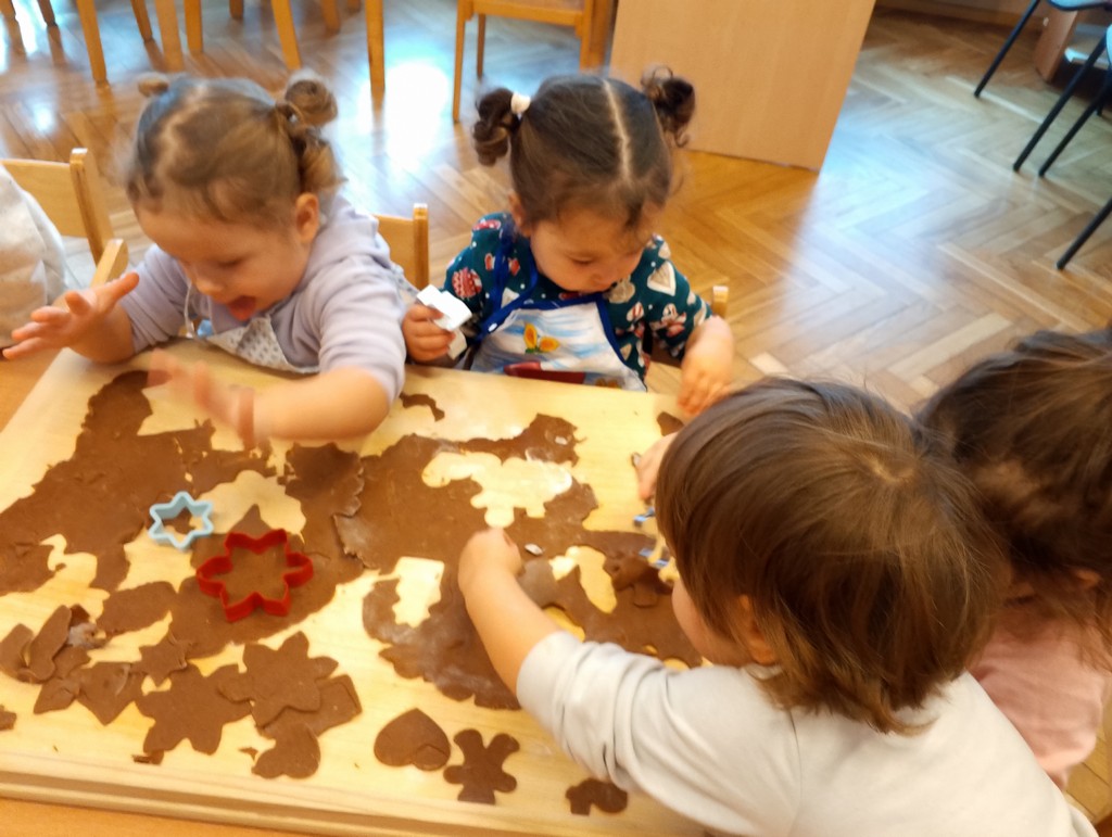 Motylki pieką świąteczne pierniczki