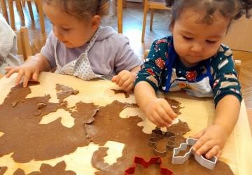 Motylki dekorują świąteczne pierniczki