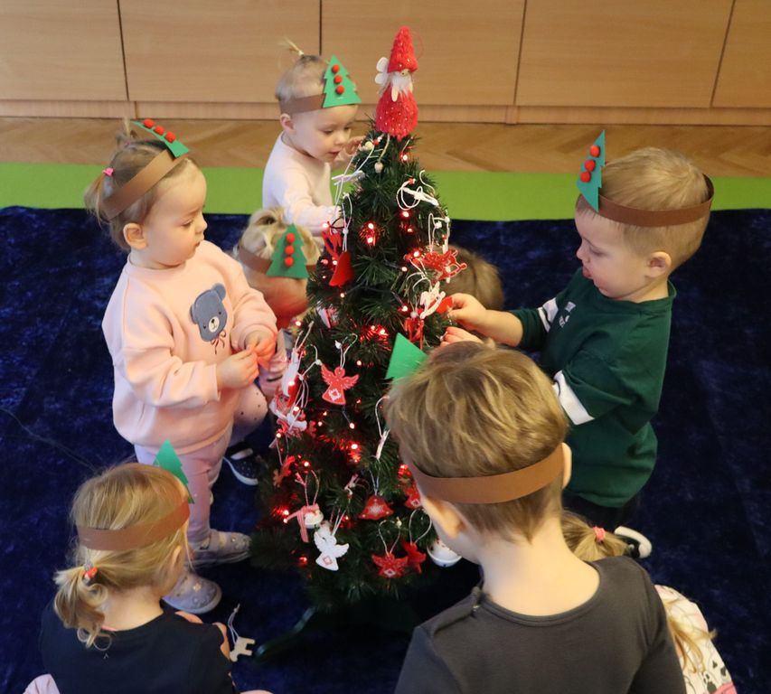 Dekorowanie drzewka świątecznego