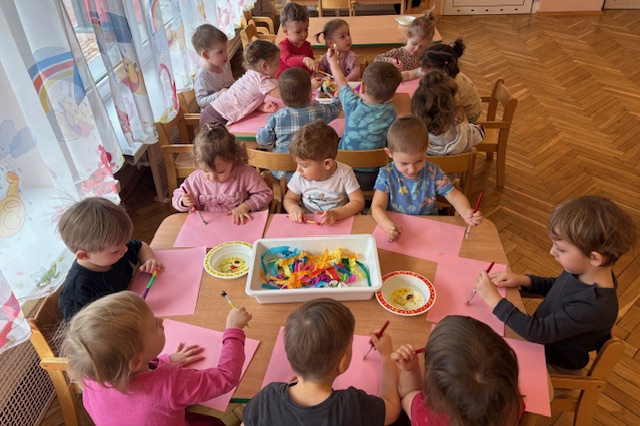 Malowanie bibułą w grupie Motylki